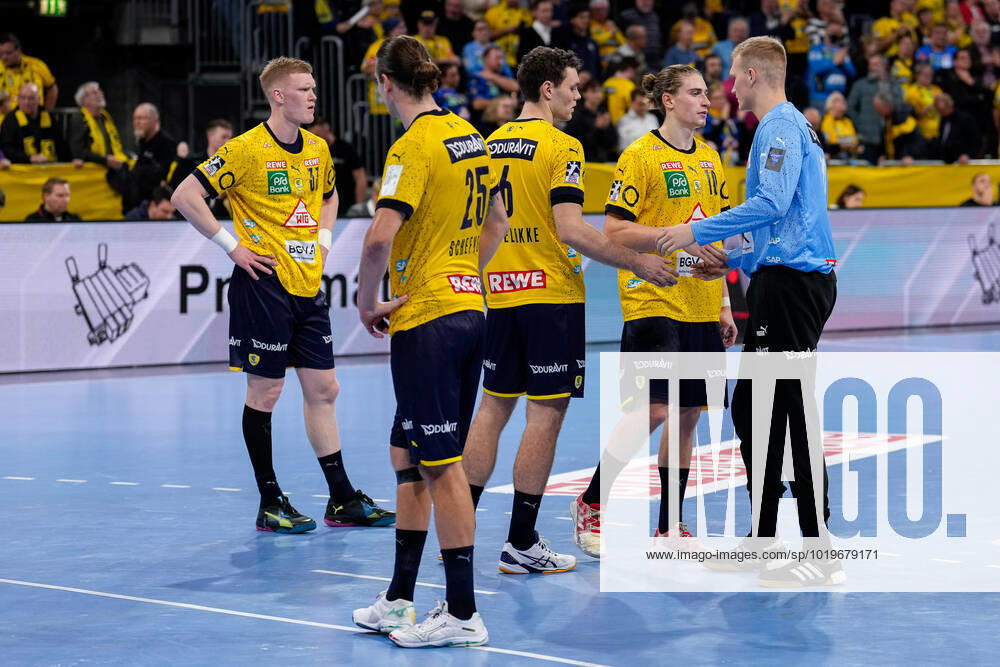 Rhein Neckar Löwen players, disappointed with the defeat, disappointment after the final whistle, highlight, loser, lost, frustration, disappointed, pessimistic, 24 11 2022, Mannheim Germany , Handball, Bundesliga, Rhein Neckar Löwen Füchse Berlin