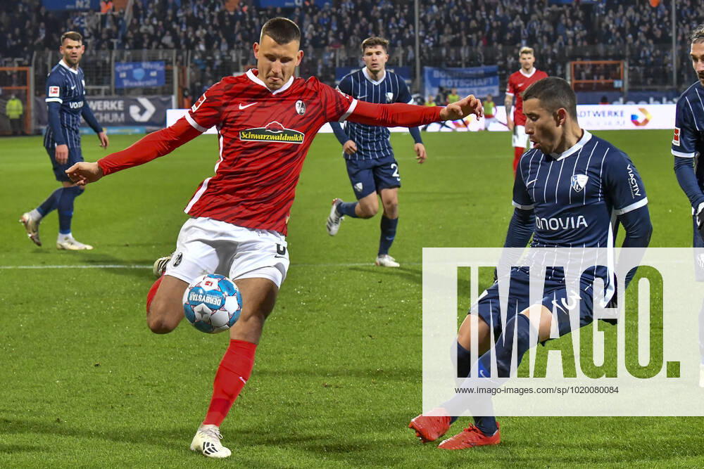 Penalty scene Torchance from Maximilian Eggestein 8th, SC Freiburg Danilo Soares 3, VfL Bochum right 27 11 2021 ¢ Football, 2 Bundesliga, VfL Bochum vs SC Freiburg, Vonovia ruhr stadium, Bochum, NRW Germany