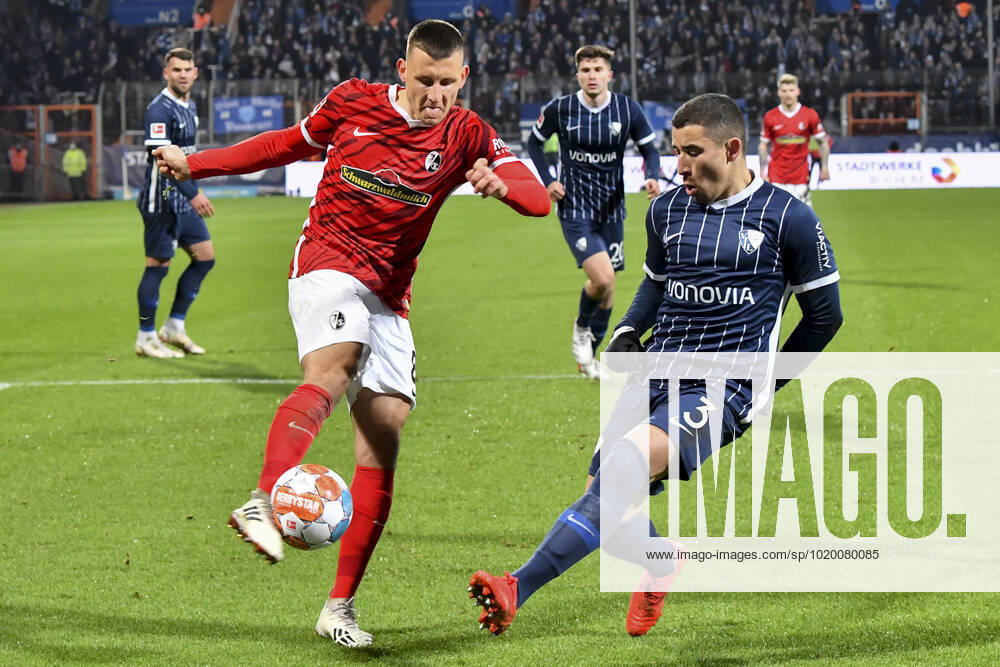 Penalty scene Torchance from Maximilian Eggestein 8th, SC Freiburg Danilo Soares 3, VfL Bochum right 27 11 2021 ¢ Football, 2 Bundesliga, VfL Bochum vs SC Freiburg, Vonovia ruhr stadium, Bochum, NRW Germany