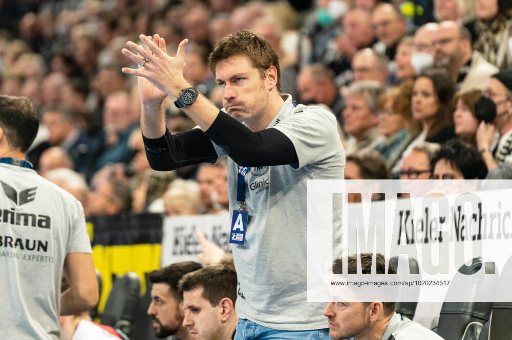 Carsten Lichtlein MT Melsungen goalkeeper coach with applause for Adam Morawski MT Melsungen 1 THW Kiel vs MT Melsungen, handball, Bundesliga, matchday 16, season 2022 2023, 11 12 2022 press photo Marcel von Fehrn THW Kiel vs MT Melsungen, handball, Bundesliga, matchday 16, season 2022 2023, 11 12 2022 Kiel