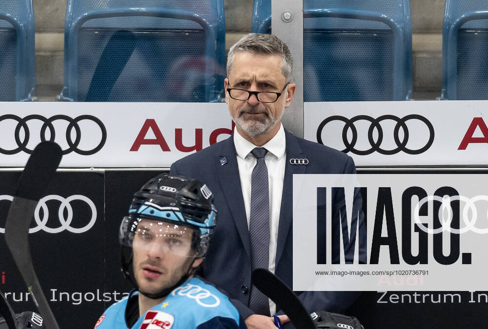 Mark French head coach, ERC Ingolstadt Panthers on the Ingolstadt bench ERC Ingolstadt vs Schwenninger Wild Wings, ice hockey, DEL, 33 match day, season 2022 2023, 21 12 2022 ERC Ingolstadt vs Schwenninger Wild Wings, ice hockey, DEL, 33 match day, season 2022 2023, 21 12 2022 Ingolstadt