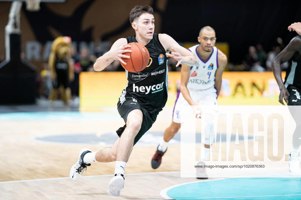 Gian Aydinoglu No 0 Basketball Loewen Braunschweig vs Geno Crandall No 4 BG Goettingen GER, Basketball Loewen Braunschweig vs BG Goettingen, Basketball, easy credit BBL, Spielzeit 2022 23, 26 12 2022 GER, Basketball Loewen Braunschweig vs BG Goettingen, Basketball, easy credit BBL, Spielzeit 2022 23, 26 12 2022 Braunschweig.