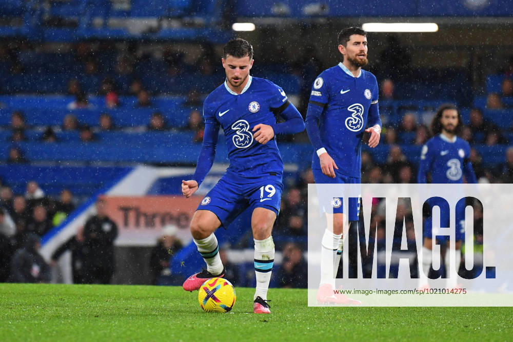 Chelsea v Bournemouth Premier League 27 12 2022. Chelsea midfielder Mason Mount (19) plays a pass during the Premier League match between Chelsea and Bournemouth at Stamford Bridge, London, England on 27 December 2022. London Stamford Bridge Greater London England Editorial use only DataCo restrictions apply See www.football-dataco.com ,