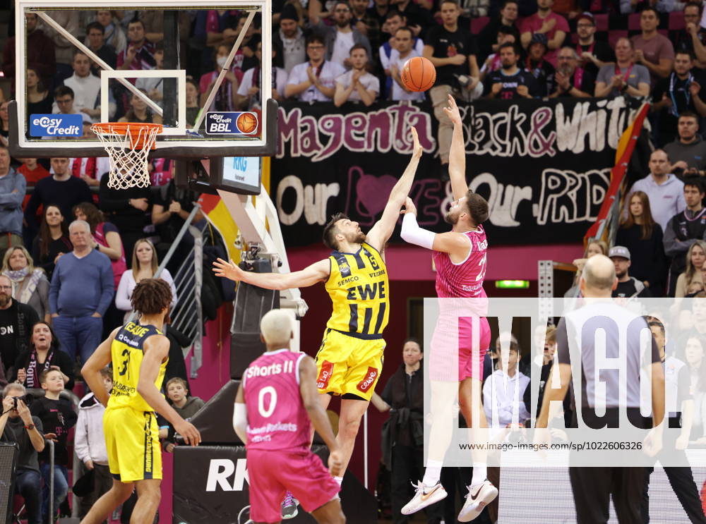 Leon Kratzer Telekom Baskets Bonn vs Owen Klassen EWE Baskets Oldenburg Photo Jörn Wolter