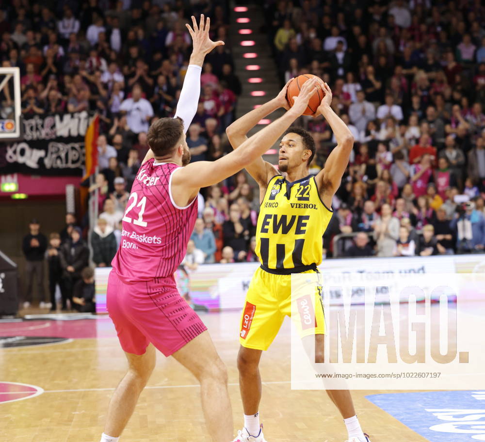 Leon Kratzer Telekom Baskets Bonn vs T J Holyfield EWE Baskets Oldenburg Photo Jörn Wolter