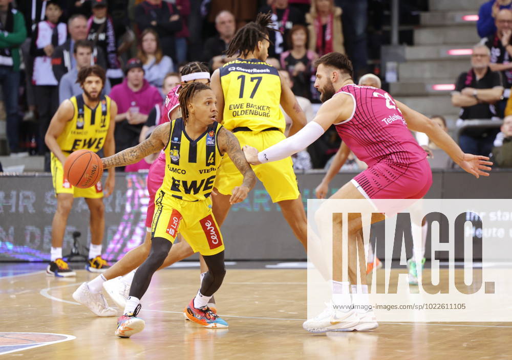 Leon Kratzer Telekom Baskets Bonn vs DeWayne Russell EWE Baskets Oldenburg Photo Jörn Wolter