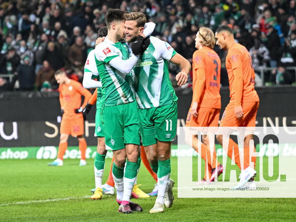 Niklas Fuellkrug SV Werder Bremen, 11 , who scored the goal to 2 0, is embraced by Ilja Gruev SV Werder Bremen, 28 The Wolfsburg behind are already hanging their heads a bit SV Werder Bremen vs VfL Wolfsburg, Football, Bundesliga, 18 Spieltag, Saison 2022 2023, 28 01 2023 DFB DFL Regulations prohibit any use of Photographs as image sequences and or quasi video SV Werder Bremen vs VfL Wolfsburg, Football, Bundesliga, 18 Spieltag, Saison 2022 2023, 28 01 2023 Bremen