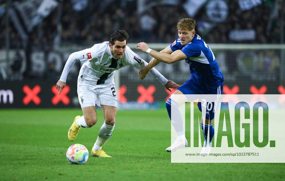 Florian Neuhaus Borussia Moenchengladbach , li , vs Tim Skarke FC Schalke 04 04 02 2023, Football GER, Season 2022 2023, 1 Bundesliga, Matchday 19, Borussia Mönchengladbach FC Schalke 04 Moenchengladbach Borussia Park Nordrhein Westfalen Germany Team2