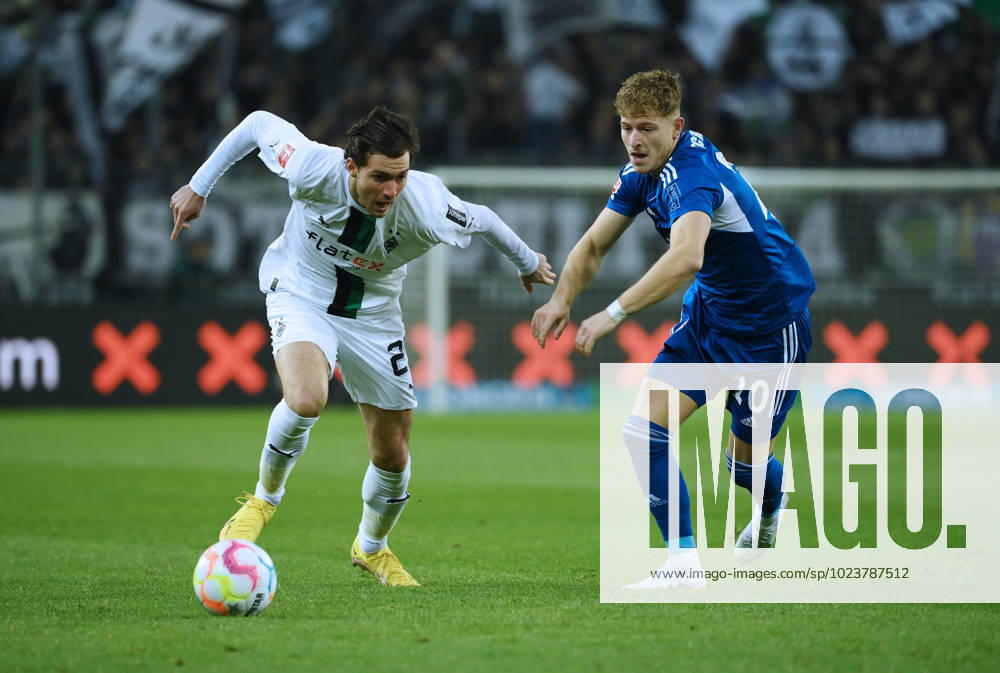 Florian Neuhaus Borussia Moenchengladbach , li , vs Tim Skarke FC Schalke 04 04 02 2023, Football GER, Season 2022 2023, 1 Bundesliga, Matchday 19, Borussia Mönchengladbach FC Schalke 04 Moenchengladbach Borussia Park Nordrhein Westfalen Germany Team2