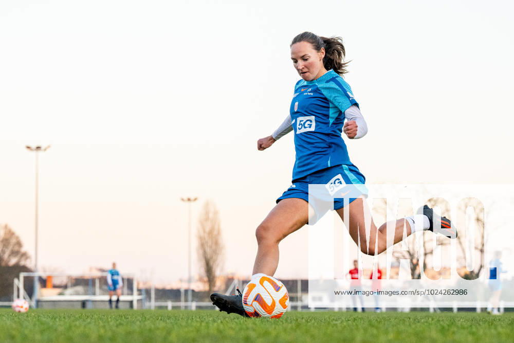 Marit Bratberg Lund of the Norwegian womens national football team during a training session on February 13, 2023 in Angers Photo Vegard Grot BILDBYRAN code VG VG0392 bbeng football football soccer football training international friendly private international training practice training training norway norway women women,