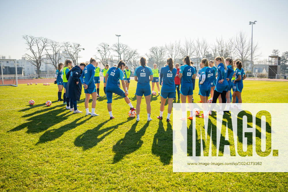 Players and staff of the Norwegian women s national football team gather in a circle during a training session on February 14, 2023 in Angers Photo Vegard Grott BILDBYRAN kod VG VG0393 bbeng fotboll football soccer fotball träning practice training trening norge norway women dam,