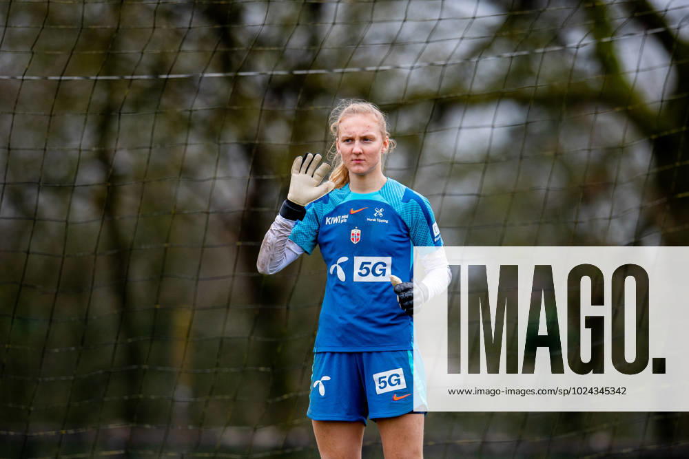 Goalkeeper Sunniva Skoglund of the Norwegian womens national football team during a training session on February 17, 2023 in Laval Photo Vegard Grot BILDBYRAN code VG VG0399 bbeng football football soccer fotball training practice training training norge norway women women,