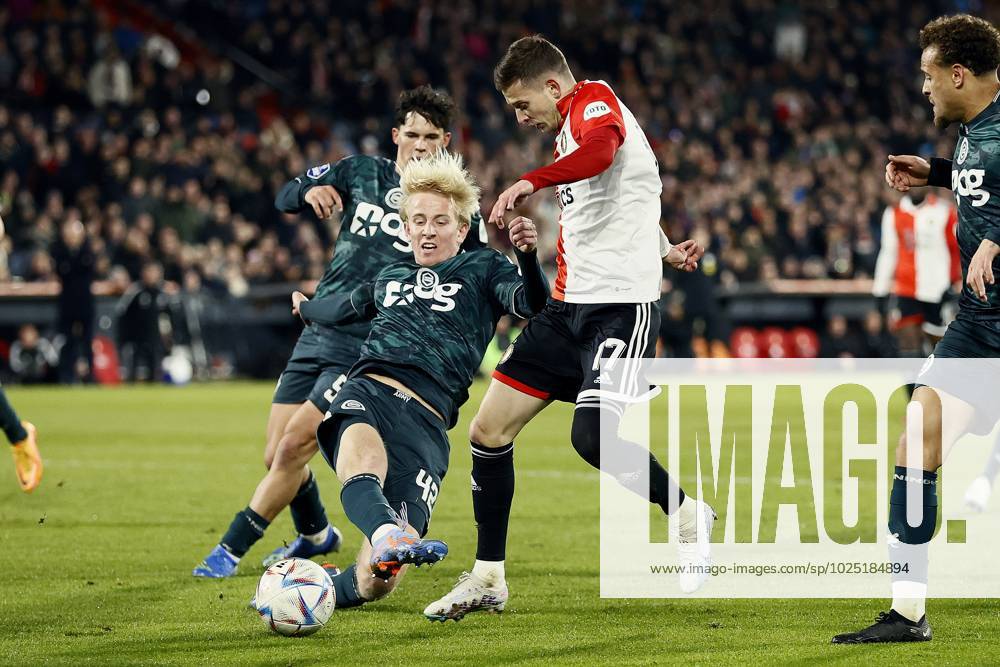 ROTTERDAM - (l-r) Thijmen Blokzijl of FC Groningen, Sebastian Szymanski of Feyenoord during the Dutch premier league match between Feyenoord and FC Groningen at Feyenoord Stadion de Kuip on March 4, 2023 in Rotterdam, Netherlands. ANP PIETER STAM DE JONGE Dutch Eredivisie 2022 2023 ANPxSportx IVx 464171000 originalFilename: 464171000