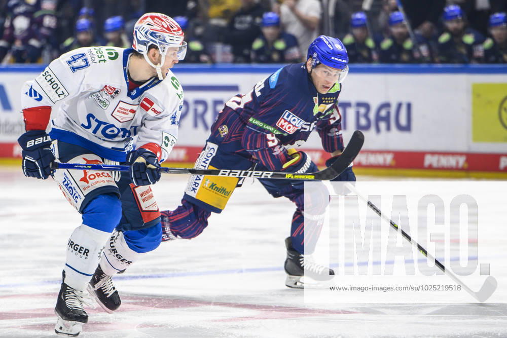V l Alexander Karachun Schwenninger Wild Wings, 47 , Leo Pfoederl Eisbaeren Berlin, 93 , chasing the puk, 05 03 23, penny DEL, Eisbaeren Berlin vs Schwenninger Wild Wings, at Mercedes Benz Arena, matchday 60, season 2022 2023 GER, Berlin, DEL, Eisbaeren Berlin vs Schwenninger Wild Wings, 05 03 23, matchday 60, season 2022 2023, Berlin