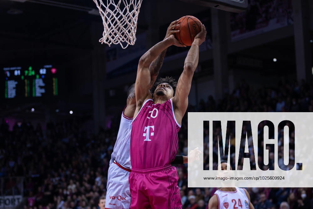 EasyCredit Basketball Bundesliga, Telekom Baskets Bonn vs Würzburg Baskets, 11 03 2023 Dayon Griffin Würzburg Baskets 2 blocks Collin MALCOLM Telekom Baskets Bonn 10