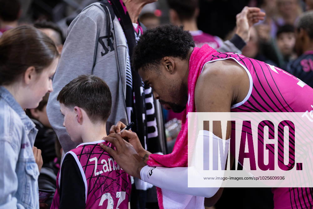 EasyCredit Basketball Bundesliga, Telekom Baskets Bonn vs Würzburg Baskets, 11 03 2023 Javontae HAWKINS Telekom Baskets Bonn 13 signs autographs after the game