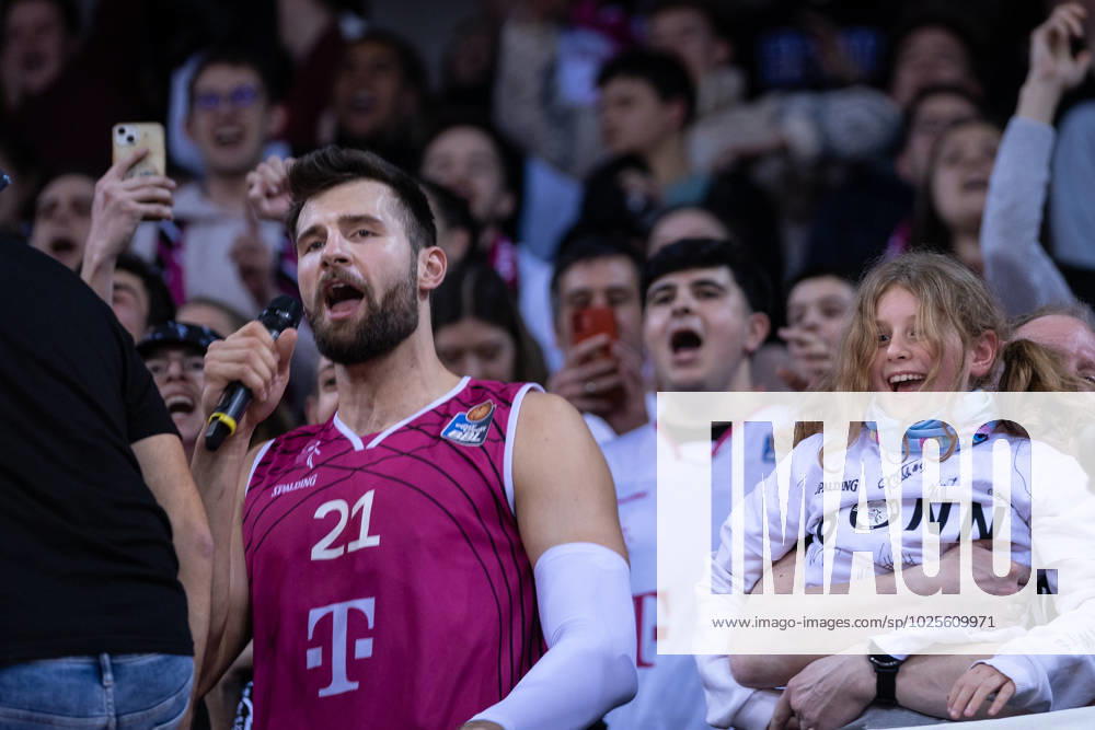 EasyCredit Basketball Bundesliga, Telekom Baskets Bonn vs Würzburg Baskets, 11 03 2023 Leon KRATZER Telekom Baskets Bonn 21 celebrates in the block