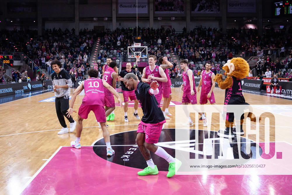 EasyCredit Basketball Bundesliga, Telekom Baskets Bonn vs. Würzburg Baskets, 11.03.2023 Das Team der Telekom Baskets tanzt zur Humba