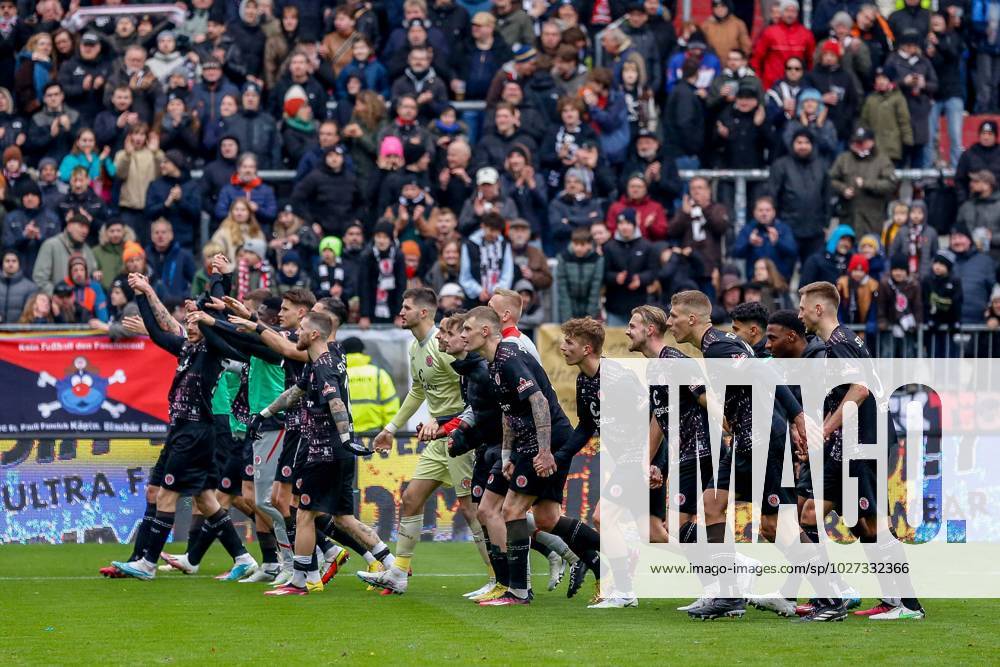 Final cheer of the team Pauli in front of the north stand Germany , Hamburg , Millerntorstadion Football , 2 Football Bundesliga , FC St Pauli SSV Jahn Regensburg