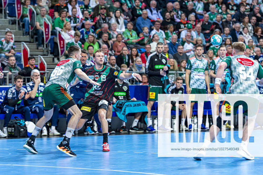 V l , TSV Hannover Burgdorf green against Füchse Berlin black on match day 26 of the 2022 2023 season in the LIQUI MOLY Handball Bundesliga 06 04 2023, ZAG Arena Hannover, GER ,