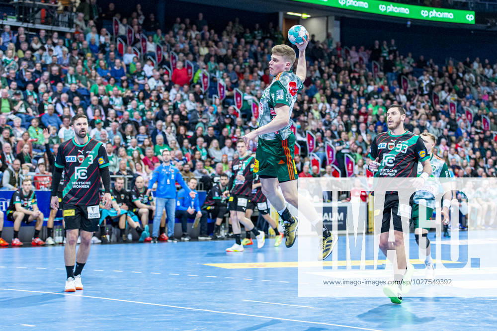 V l , TSV Hannover Burgdorf green against Füchse Berlin black on match day 26 of the 2022 2023 season in the LIQUI MOLY Handball Bundesliga 06 04 2023, ZAG Arena Hannover, GER ,