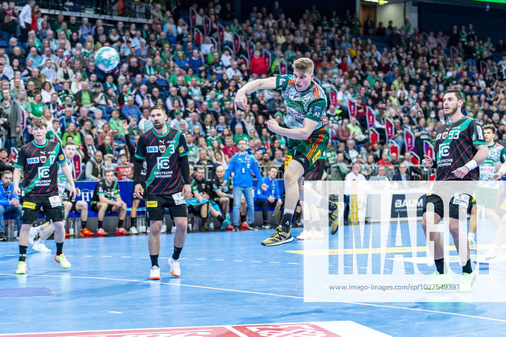 V l , TSV Hannover Burgdorf green against Füchse Berlin black on match day 26 of the 2022 2023 season in the LIQUI MOLY Handball Bundesliga 06 04 2023, ZAG Arena Hannover, GER ,