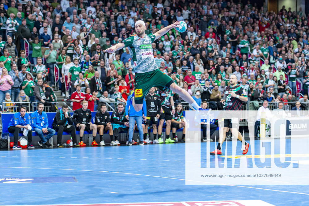 V l , TSV Hannover Burgdorf green against Füchse Berlin black on match day 26 of the 2022 2023 season in the LIQUI MOLY Handball Bundesliga 06 04 2023, ZAG Arena Hannover, GER ,