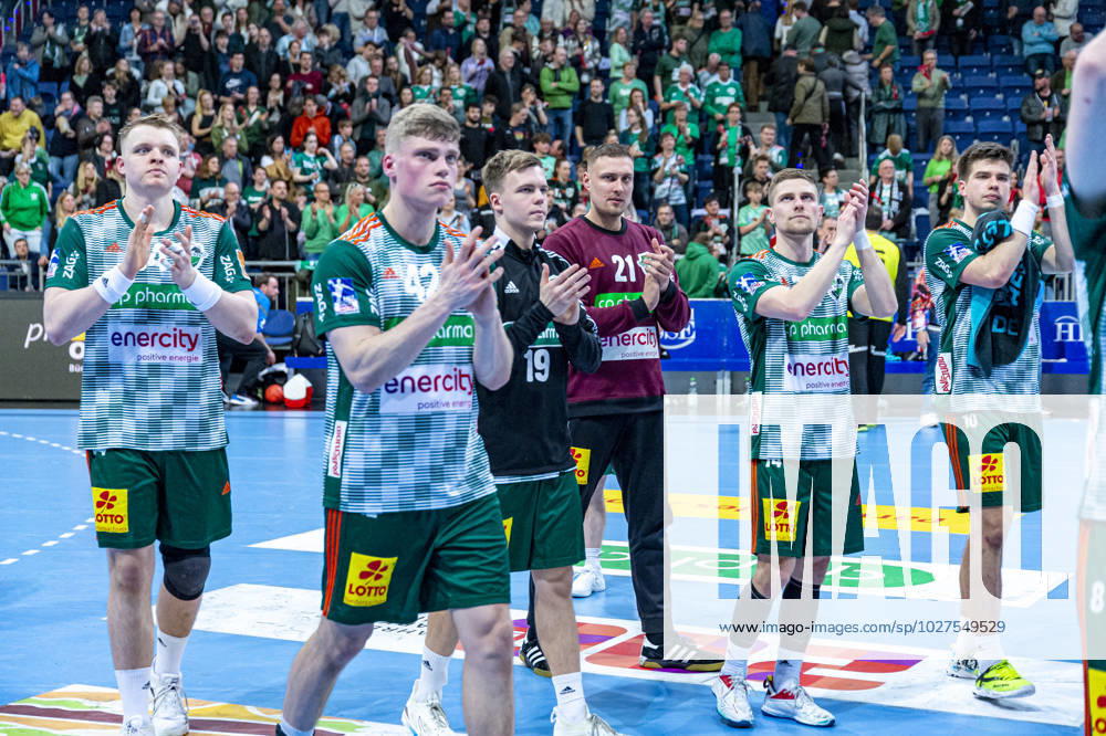 V l , TSV Hannover Burgdorf green against Füchse Berlin black on match day 26 of the 2022 2023 season in the LIQUI MOLY Handball Bundesliga 06 04 2023, ZAG Arena Hannover, GER ,