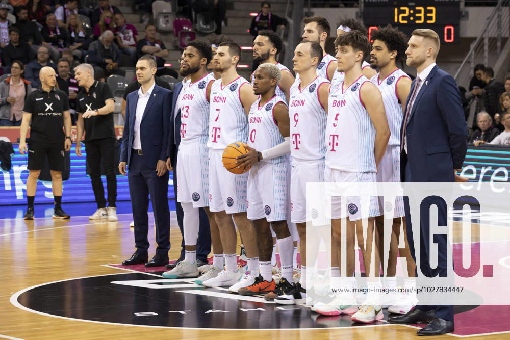 The team of Telekom Baskets BON , f l n r Assistant Coach Marko STANKOVIC, Assistant Coach Adrian KOVACS covered , Javontae HAWKINS, Tyson WARD covered , Sebastian HERRERA, Deane WILLIAMS, TJ SHORTS II, Leon KRATZER, Karsten TADDA, Michael KESSENS covered , Zach ENSMINGER, Collin MALCOLM and Head Coach Tuomas IISALO, before the game Final score 76 77, Basketball Champions League Telekom Baskets Bonn SIG Strasbourg BON vs SIG Playoffs Quarter Final Quarter Final 1 game, at T E L E K O M D O M E, on 05 04 2023 Â