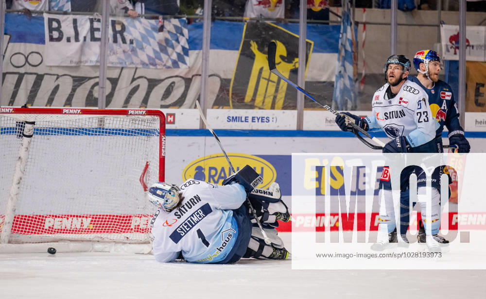 Jonas Stettmer goalie, ERC Ingolstadt Panther, 1 and Maury Edwards ERC Ingolstadt Panther, 23 are beaten, the puck is in the goal for the 1 1 equalizer by Ben Smith EHC Red Bull Muenchen, 12, right EHC Red Bull Muenchen vs ERC Ingolstadt, Ice hockey, DEL, playoffs, final game 3, season 2022 2023, 18 04 2023 EHC Red Bull Muenchen vs ERC Ingolstadt, Ice field hockey, DEL, playoffs, final game 3, season 2022 2023, 18 04 2023 Muenchen