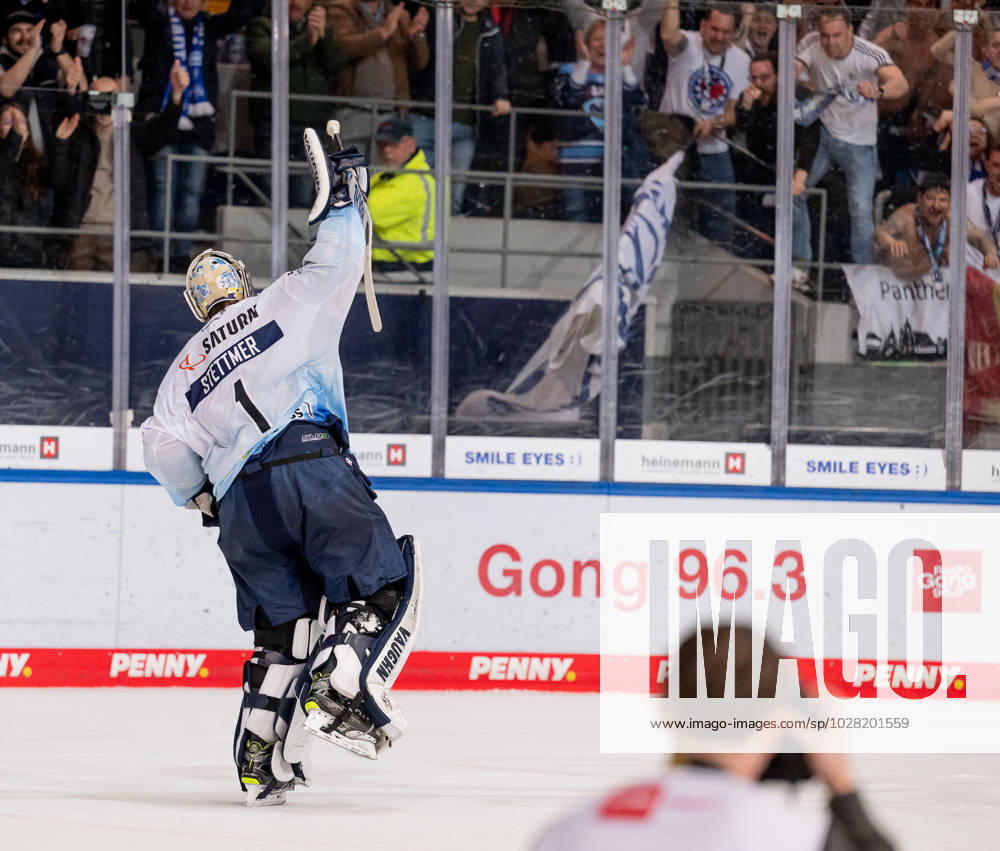 Jonas Stettmer goalie, ERC Ingolstadt Panther, 1 celebrates the win with the fans EHC Red Bull Muenchen vs ERC Ingolstadt, ice hockey, DEL, playoffs, final game 3, season 2022 2023, 18 04 2023 EHC Red Bull Muenchen vs ERC Ingolstadt, ice hockey, DEL, playoffs, final game 3, season 2022 2023, 18 04 2023 Muenchen