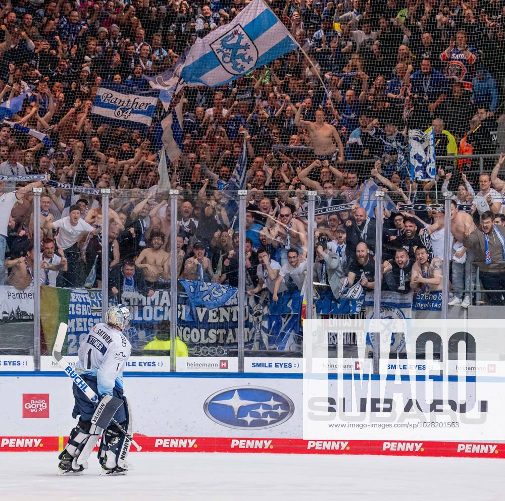 Jonas Stettmer goalie, ERC Ingolstadt Panther, 1 celebrates the win with the fans EHC Red Bull Muenchen vs ERC Ingolstadt, ice hockey, DEL, playoffs, final game 3, season 2022 2023, 18 04 2023 EHC Red Bull Muenchen vs ERC Ingolstadt, ice hockey, DEL, playoffs, final game 3, season 2022 2023, 18 04 2023 Muenchen