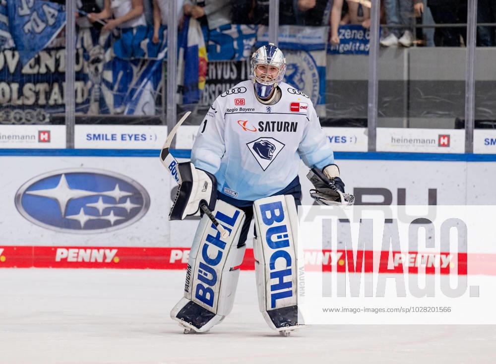 Jonas Stettmer goalkeeper, ERC Ingolstadt Panther, 1 on return from his fan EHC Red Bull Muenchen vs ERC Ingolstadt, ice hockey, DEL, playoffs, final game 3, season 2022 2023, 18 04 2023 EHC Red Bull Muenchen vs ERC Ingolstadt, ice hockey, DEL, playoffs, final game 3, season 2022 2023, 18 04 2023 Muenchen