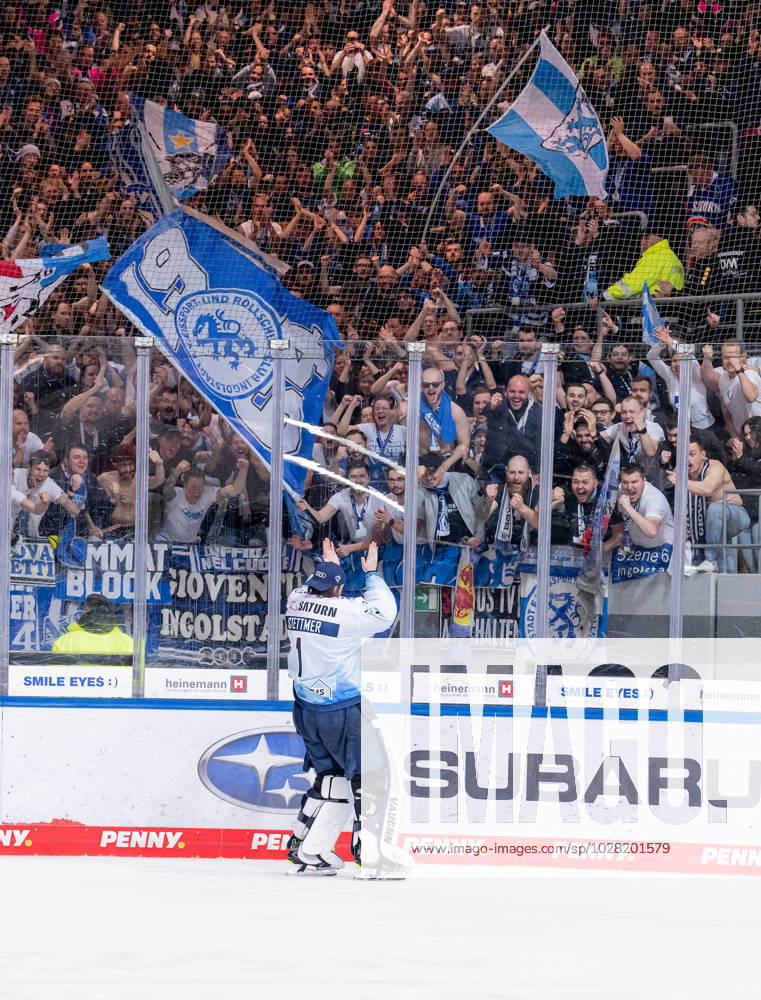 Jonas Stettmer goalie, ERC Ingolstadt Panther, 1 celebrates the win with the travelling fans EHC Red Bull Muenchen vs ERC Ingolstadt, ice hockey, DEL, playoffs, final game 3, season 2022 2023, 18 04 2023 EHC Red Bull Muenchen vs ERC Ingolstadt, ice hockey, DEL, playoffs, final game 3, season 2022 2023, 18 04 2023 Muenchen