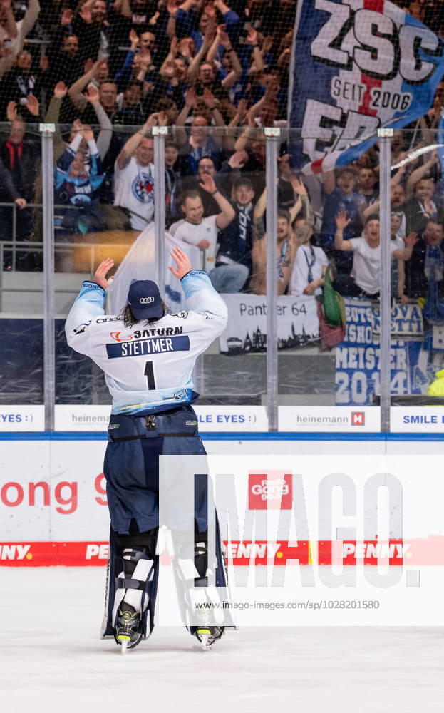 Jonas Stettmer goalie, ERC Ingolstadt Panther, 1 celebrates the win with the travelling fans EHC Red Bull Muenchen vs ERC Ingolstadt, ice hockey, DEL, playoffs, final game 3, season 2022 2023, 18 04 2023 EHC Red Bull Muenchen vs ERC Ingolstadt, ice hockey, DEL, playoffs, final game 3, season 2022 2023, 18 04 2023 Muenchen