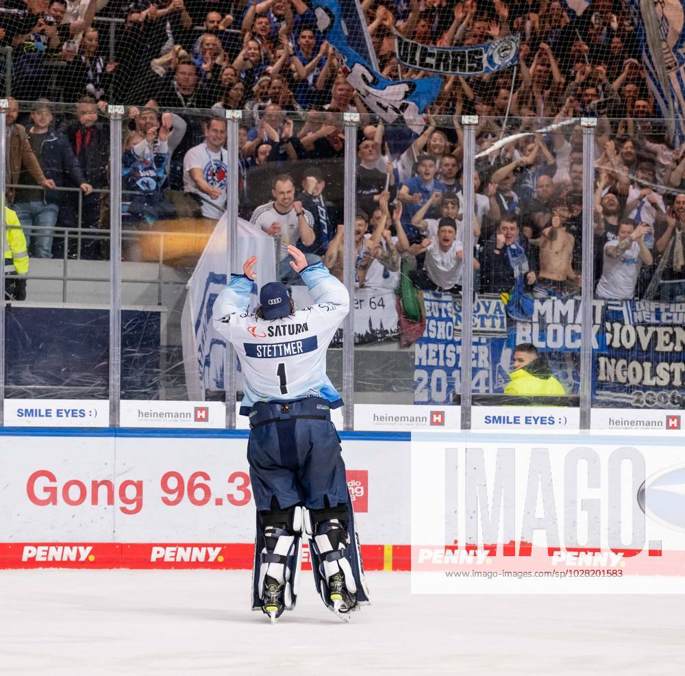 Jonas Stettmer goalie, ERC Ingolstadt Panther, 1 celebrates the win with the travelling fans EHC Red Bull Muenchen vs ERC Ingolstadt, ice hockey, DEL, playoffs, final game 3, season 2022 2023, 18 04 2023 EHC Red Bull Muenchen vs ERC Ingolstadt, ice hockey, DEL, playoffs, final game 3, season 2022 2023, 18 04 2023 Muenchen