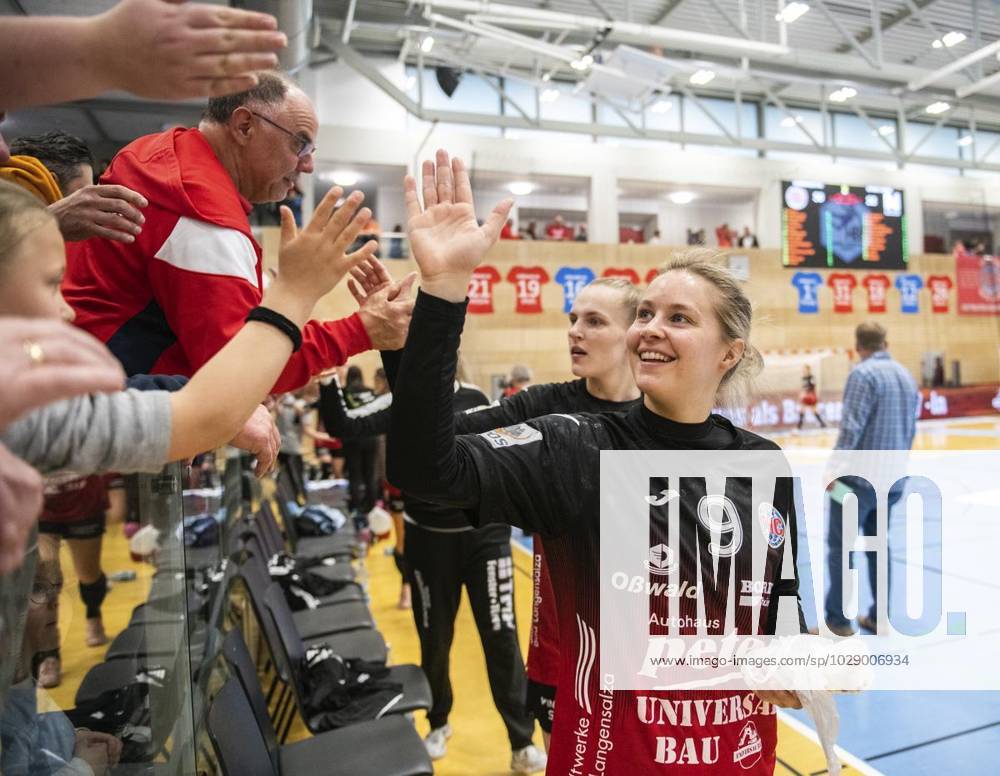 Handball Frauen 1. Bundesliga Frauen Saison 2022-2023 Salzhalle 22. Spieltag Thueringer HC - Neckarsulmer Sport-Union im Foto: Madeleine Hilby 9 (Thüringer HC) nach dem Spiel bei den Fans ( Deutschland Thueringen Bad Langensalza