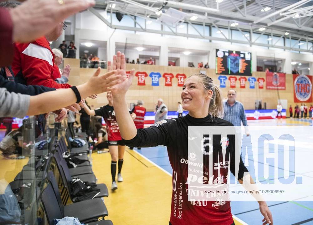 Handball Frauen 1. Bundesliga Frauen Saison 2022-2023 Salzhalle 22. Spieltag Thueringer HC - Neckarsulmer Sport-Union im Foto: Nathalie Hendrikse 6 (Thüringer HC) nach dem Spiel bei den Fans ( Deutschland Thueringen Bad Langensalza