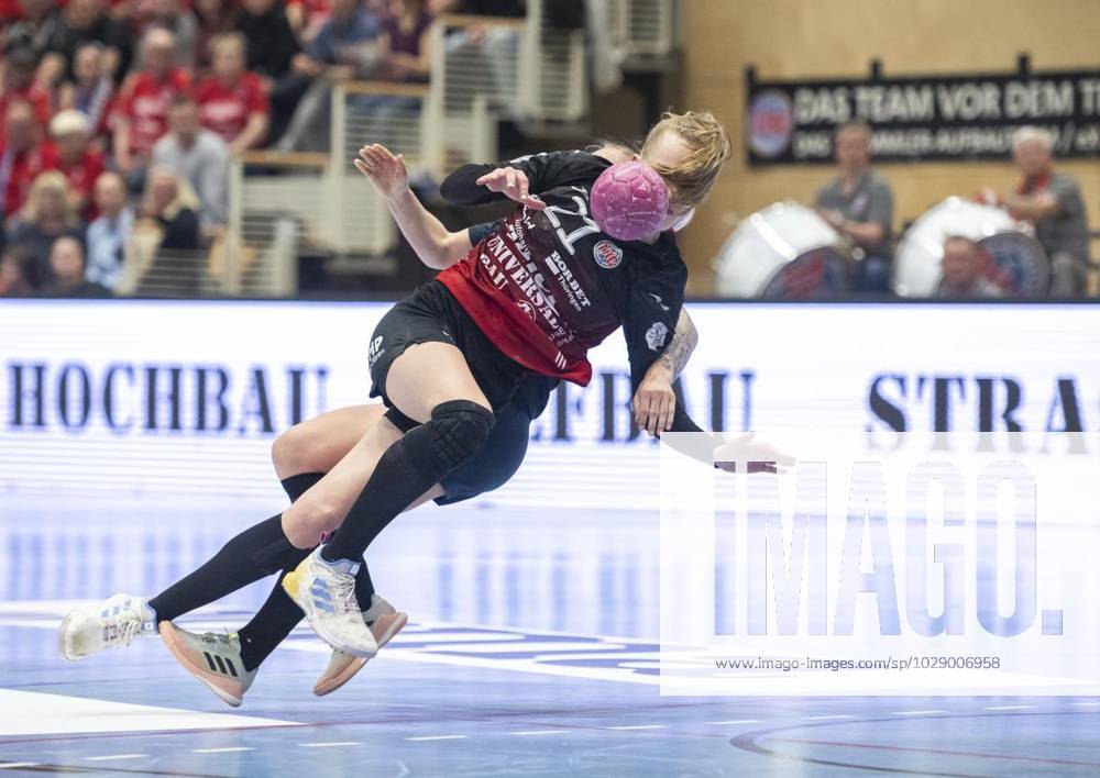 Handball Frauen 1. Bundesliga Frauen Saison 2022-2023 Salzhalle 22. Spieltag Thueringer HC - Neckarsulmer Sport-Union im Foto: Annika Lott 21 (Thüringer HC) im Zweikampf ( Deutschland Thueringen Bad Langensalza