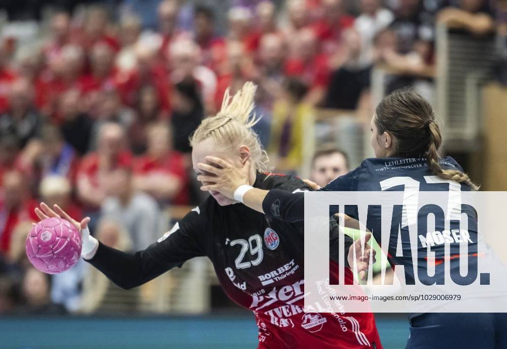 Handball Frauen 1. Bundesliga Frauen Saison 2022-2023 Salzhalle 22. Spieltag Thueringer HC - Neckarsulmer Sport-Union im Foto: Johanna Reichert 29 (Thüringer HC) im Zweikampf mit Carmen Moser 77 (Neckarsulmer Sport-Union) ( Deutschland Thueringen Bad Langensalza