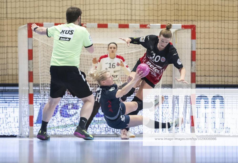 Handball Frauen 1. Bundesliga Frauen Saison 2022-2023 Salzhalle 22. Spieltag Thueringer HC - Neckarsulmer Sport-Union im Foto: Sara Ronningen 10 (Thüringer HC) im Zweikampf mit Sophie Lütke 21 (Neckarsulmer Sport-Union) ( Deutschland Thueringen Bad Langensalza