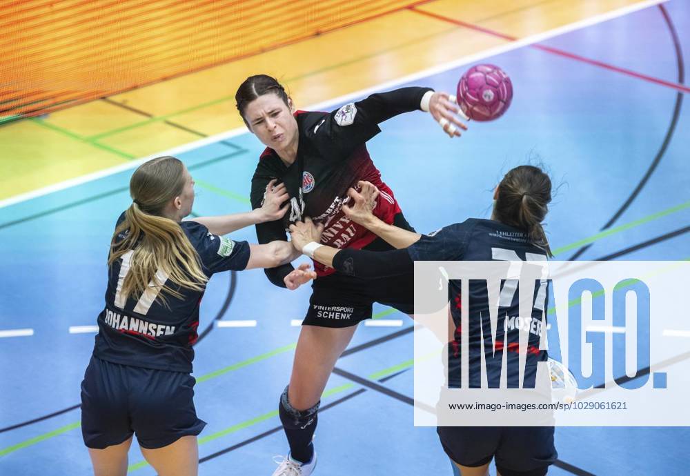 Handball Frauen 1. Bundesliga Frauen Saison 2022-2023 Salzhalle 22. Spieltag Thueringer HC - Neckarsulmer Sport-Union im Foto: Jennifer Rode 43 (Thüringer HC) im Zweikampf mit Lin Johannsen 17 (Neckarsulmer Sport-Union) und Carmen Moser 77 (Neckarsulmer Sport-Union) ( Deutschland Thueringen Bad Langensalza