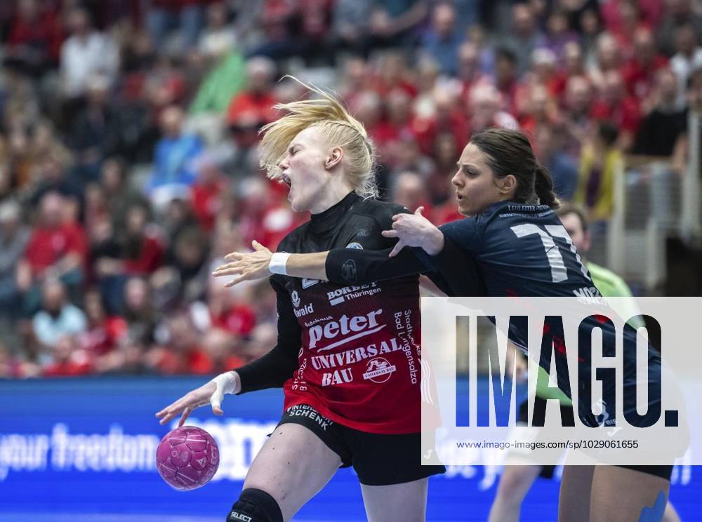 Handball Frauen 1. Bundesliga Frauen Saison 2022-2023 Salzhalle 22. Spieltag Thueringer HC - Neckarsulmer Sport-Union im Foto: Johanna Reichert 29 (Thüringer HC) im Zweikampf mit Carmen Moser 77 (Neckarsulmer Sport-Union) ( Deutschland Thueringen Bad Langensalza