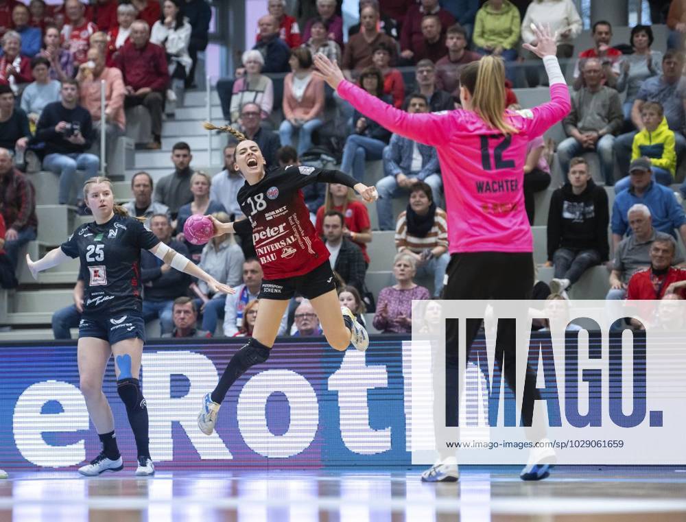 Handball Frauen 1. Bundesliga Frauen Saison 2022-2023 Salzhalle 22. Spieltag Thueringer HC - Neckarsulmer Sport-Union im Foto: Johanna Stockschläder 18 (Thüringer HC) im Zweikampf mit Sarah Wachter 12 (Neckarsulmer Sport-Union) ( Deutschland Thueringen Bad Langensalza