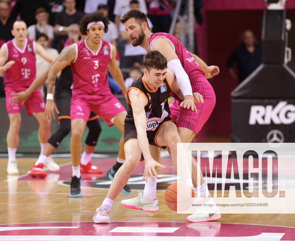Leon Kratzer Telekom Baskets Bonn vs Juan Nunez ratiopharm ulm Photo Jörn Wolter