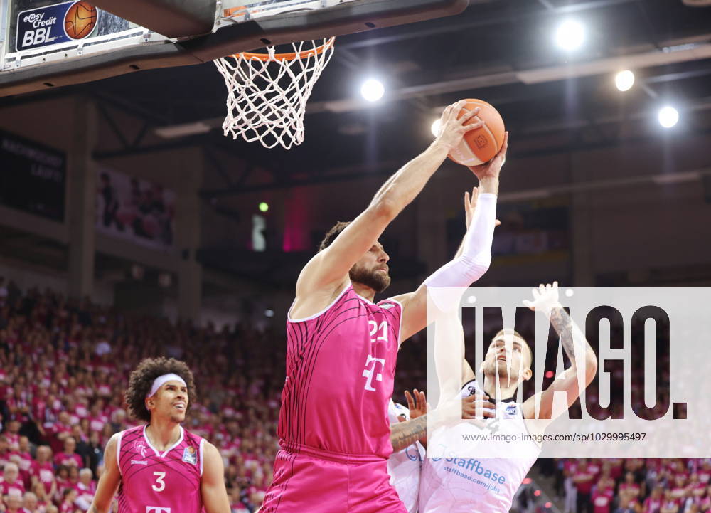 Leon Kratzer Telekom Baskets Bonn vs Arnas Velicka NINERS Chemnitz , Playoffs Quarterfinals Game 1