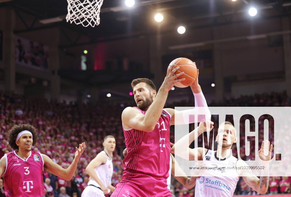 Leon Kratzer Telekom Baskets Bonn vs Arnas Velicka NINERS Chemnitz , Playoffs Quarterfinals Game 1