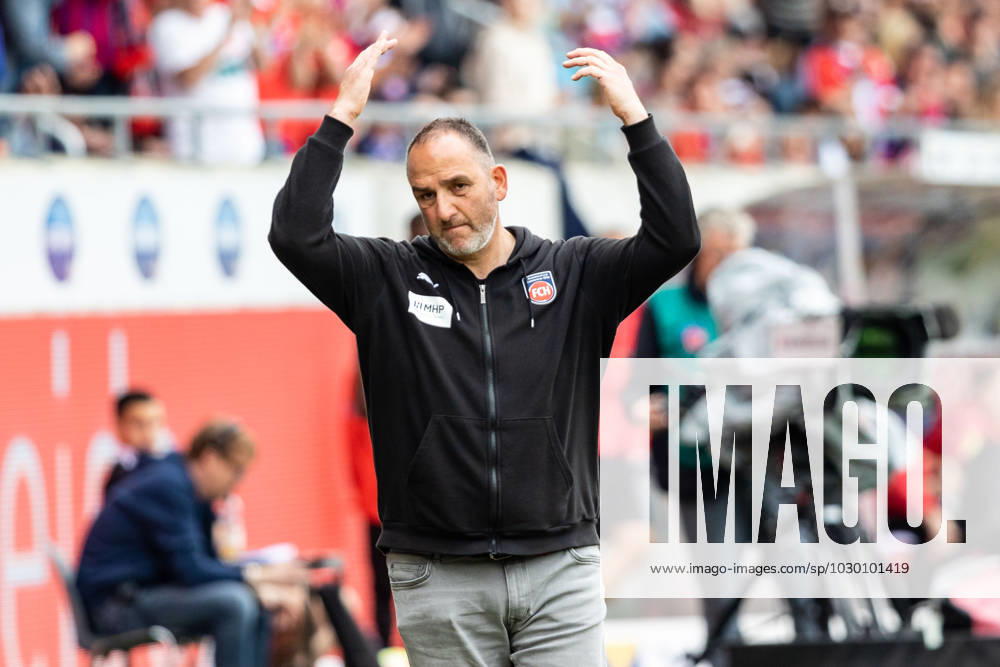 Frank Schmidt FC Heidenheim, head coach cheers on fans 1 FC Heidenheim vs SV Sandhausen, 2 Fussball Bundesliga, 33 Spieltag, 20 05 2023, Saison 2022 2023 DFL REGULATES PROHIBIT ANY USE OF PHOTOGRAPHS AS IMAGE SEQUENCES AND OR QUASI VIDEO 1 FC Heidenheim 1846 vs SV Sandhausen, 2 Fussball Bundesliga, 20 05 2023, 33 Spieltag Heidenheim