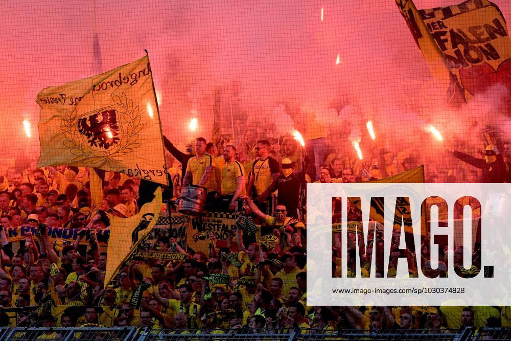 DORTMUND - Borussia Dortmund supporters ahead of the Bundesliga match between Borussia Dortmund and 1 FSV Mainz 05 at the Signal Iduna Park on May 27, 2023 in Dortmund, Germany. AP Dutch Height Bundesliga 2022 2023 ANPxSportx xGerritxvanxKeulenxIVx 470317029 originalFilename: 470317029