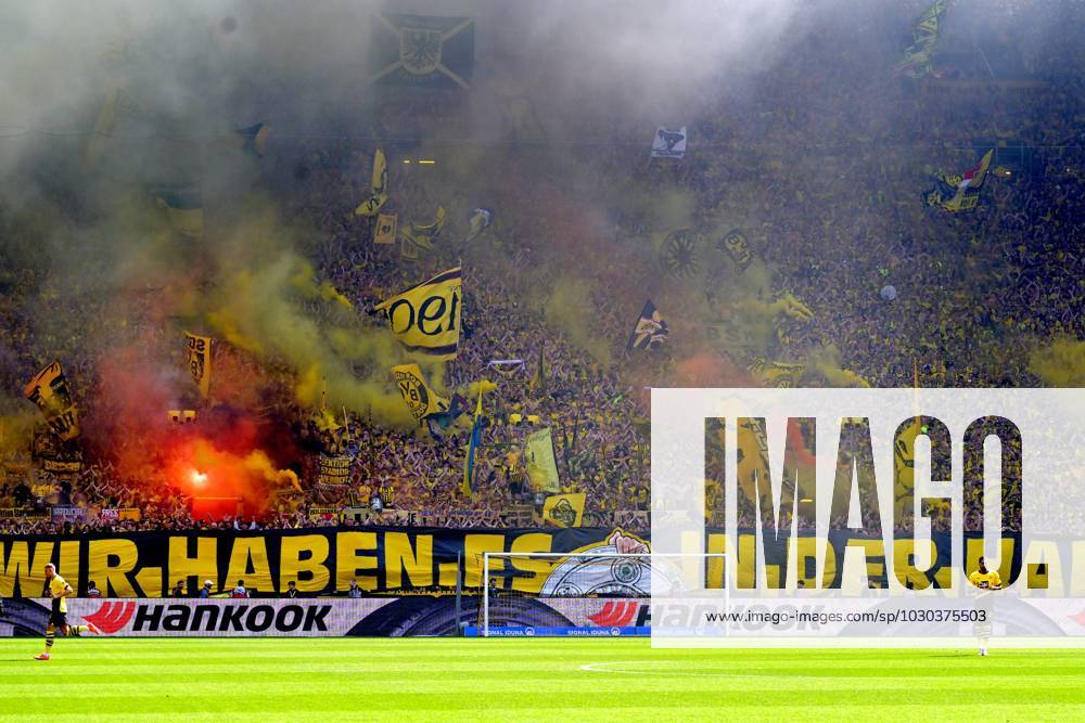 DORTMUND - Borussia Dortmund supporters ahead of the Bundesliga match between Borussia Dortmund and 1 FSV Mainz 05 at the Signal Iduna Park on May 27, 2023 in Dortmund, Germany. AP Dutch Height Bundesliga 2022 2023 ANPxSportx xGerritxvanxKeulenxIVx 470317737 originalFilename: 470317737